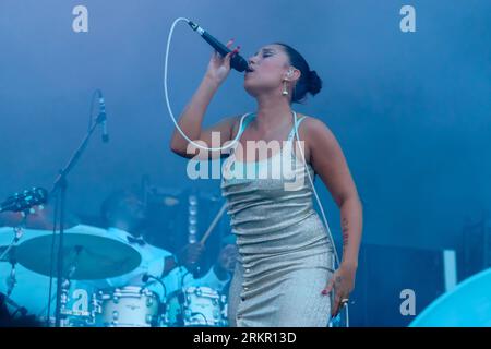 Portsmouth, Royaume-Uni. 25 août 2023. Chanteuse-compositrice britannique née à Londres, Rachel Agatha Keen connue sous son nom de scène raye se produit en direct sur scène au Victorious Festival. Crédit : SOPA Images Limited/Alamy Live News Banque D'Images