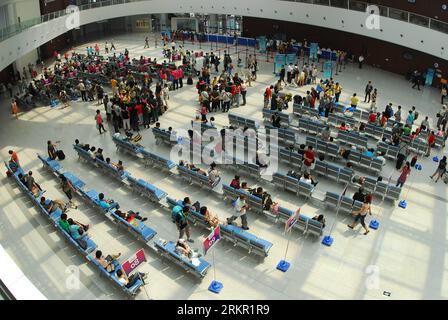 Bildnummer: 58096869  Datum: 12.06.2012  Copyright: imago/Xinhua (120612) -- TIANJIN, JUNE 12, 2012 (Xinhua) -- Passengers wait in the terminal building of Tianjin International Cruise Home Port, in Tianjin, north China, June 12, 2012. The 14-ton-cruise Legend of the Seas belongs to Royal Caribbean International. This year s passenger throughput of Tianjin International Cruise Home Port is estimated at 100,000 people. (Xinhua/Xue Liqiang) (zmj) CHINA-TIANJIN-CRUISE SHIP (CN) PUBLICATIONxNOTxINxCHN Wirtschaft Transport Logistik Schifffahrt Verkehr Schiff Kreuzfahrtschiff x0x xst 2012 quer Stock Photo