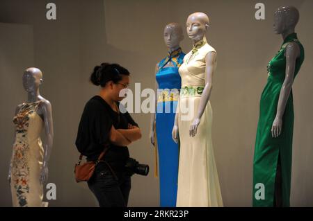 Bildnummer: 58099789  Datum: 13.06.2012  Copyright: imago/Xinhua (120613) -- HANGZHOU, June 13, 2012 (Xinhua) -- A visitor looks at cheongsams, a traditional Chinese women s dress also known as mandarin gown or Qipao, at China Silk Museum in Hangzhou, capital of east China s Zhejiang Province, June 13, 2012. More than 110 cheongsams were displayed at China Silk Museum in Hangzhou from June 11, 2012. (Xinhua/Ju Huanzong) (zhs) CHINA-HANGZHOU-CHEONGSAMS-EXHIBITION (CN) PUBLICATIONxNOTxINxCHN Kultur Ausstellung Kleid Outfit premiumd xbs x0x 2012 quer      58099789 Date 13 06 2012 Copyright Imago Stock Photo