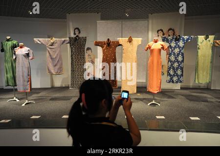 Bildnummer : 58099791 Datum : 13.06.2012 Copyright : imago/Xinhua (120613) -- HANGZHOU, 13 juin 2012 (Xinhua) -- Un visiteur regarde des cheongsams, une robe traditionnelle chinoise pour femmes également connue sous le nom de robe de mandarin ou Qipao, au Musée de la soie de Chine à Hangzhou, capitale de la province du Zhejiang, le 13 juin 2012. Plus de 110 cheongsams ont été exposés au Musée de la soie de Chine à Hangzhou du 11 juin 2012. (Xinhua/Ju Huanzong) (zhs) CHINA-HANGZHOU-CHEONGSAMS-EXHIBITION (CN) PUBLICATIONxNOTxINxCHN Kultur Ausstellung Kleid Outfit premiumd xbs x0x 2012 quer 58099791 Date 13 06 2012 Copyright Imago Banque D'Images