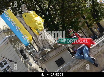 Bildnummer : 58104882 Datum : 14.06.2012 Copyright : imago/Xinhua (120614) -- LVIV, 14 juin 2012 (Xinhua) -- un fan du Portugal pose pour une photo à Lviv, en Ukraine, qui est la ville hôte des matchs des championnats de football Euro 2012 Groupe B. (Xinhua/Ma Ning) (bxf) UKRAINIAN-LVIV-EURO FOOTBALL CHAMPIONSHIPS PUBLICATIONxNOTxINxCHN Gesellschaft xbs x2x 2012 quer o0 EURO, EM, Fußball, Fan, Fußballfan 58104882 Date 14 06 2012 Copyright Imago XINHUA Lviv juin 14 2012 XINHUA un supporter du Portugal pose pour une photo à Lviv Ukraine qui EST la ville hôte pour les matchs du champion de football Euro 2012 Banque D'Images