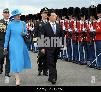 Bildnummer : 58106125 Datum : 14.06.2012 Copyright : imago/Xinhua (120614) -- COPENHAGUE, 14 juin 2012 (Xinhua) -- le président chinois Hu Jintao (à droite, devant) assiste à une cérémonie de bienvenue organisée par la reine Margrethe II (à gauche) à son arrivée à Copenhague, Danemark, le 14 juin 2012. Hu Jintao est arrivé ici jeudi pour une visite d'État au Danemark. (Xinhua/Li Tao) (llp) DANEMARK-CHINE-HU JINTAO-ARRIVÉE PUBLICATIONxNOTxINxCHN personnes Politik Adel DEN x0x xst premiumd 2012 quadrat Highlight 58106125 Date 14 06 2012 Copyright Imago XINHUA Copenhague juin 14 2012 XINHUA Président chinois HU J Banque D'Images