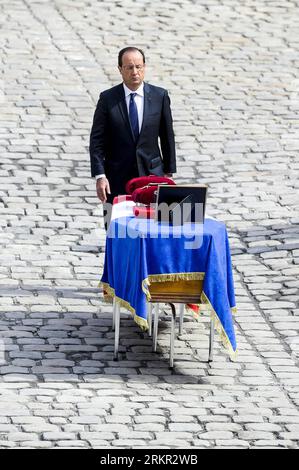 Bildnummer : 58105957 Datum : 14.06.2012 Copyright : imago/Xinhua (120614) -- PARIS, 14 juin 2012 (Xinhua) -- le président français François Hollande rend hommage lors d'une cérémonie de commémoration nationale de quatre soldats français tués samedi dernier dans un attentat suicide dans l'est de l'Afghanistan, dans la cour des Invalides à Paris, le 14 juin 2012. (Xinhua/Etienne Laurent) (zw) FRANCE-PARIS-CÉRÉMONIE DU SOUVENIR-HOLLANDE PUBLICATIONxNOTxINxCHN People Politik Trauerfeier Opfer Soldaten x0x xst premiumd Highlight 2012 hoch 58105957 Date 14 06 2012 Copyright Imago XINHUA Paris juin 14 2012 XINHU Banque D'Images