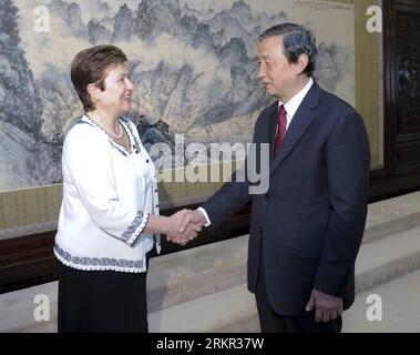 Bildnummer : 58109715 Datum : 15.06.2012 Copyright : imago/Xinhua (120615) -- PÉKIN, 15 juin 2012 (Xinhua) -- le conseiller d'État chinois Ma Kai (à droite), également secrétaire général du Conseil d'État du Cabinet chinois et président de l'Académie chinoise de gouvernance, serre la main de Kristalina Georgieva, commissaire européenne chargée de la coopération internationale, de l'aide humanitaire et de la réaction aux crises, à Pékin, capitale de la Chine, le 15 juin 2012. (Xinhua/Zhang Duo) (lmm) CHINA-BEIJING-ma KAI-KRISTALINA GEORGIEVA-MEETING (CN) PUBLICATIONxNOTxINxCHN People Politik x0x xst 2012 quer 58109715 Date 15 Banque D'Images