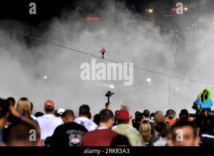 Bildnummer : 58111841 Datum : 15.06.2012 Copyright : imago/Xinhua (120616) -- CHUTES DU NIAGARA, 16 juin 2012 (Xinhua) -- le marcheur de tigre Nik Wallenda traverse les chutes du Niagara sur un fil de fer le 15 juin 2012. Ce fut un coup qui a duré un an et qui s'est finalement concrétisé avec Wallenda commençant sa promenade à travers les chutes Horseshoe - la plus grande des trois cascades des chutes du Niagara chevauchant la frontière entre le Canada et les États-Unis - sur les États-Unis côté. (Xinhua/Wang Lei) (ctt) US-CANADA-NIAGARA FALLS-TIGHTROPE WALK PUBLICATIONxNOTxINxCHN Niagarafälle Niagara Fälle Niagarafall Üb Banque D'Images