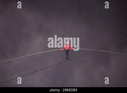 Bildnummer: 58111845  Datum: 15.06.2012  Copyright: imago/Xinhua (120616) -- NIAGARA FALLS, June 16, 2012 (Xinhua) -- Tightrope walker Nik Wallenda crosses the Niagara Falls on a wire June 15, 2012. It was a stunt that has been a year in the making and finally came to fruition with Wallenda starting his walk across the Horseshoe Falls - the biggest of the three cascades of the Niagara Falls straddling the border between Canada and the United States - on the U.S. side. (Xinhua/Zou Zheng) (ctt) US-CANADA-NIAGARA FALLS-TIGHTROPE WALK PUBLICATIONxNOTxINxCHN Niagarafälle Niagara Fälle Niagarafall Ü Banque D'Images