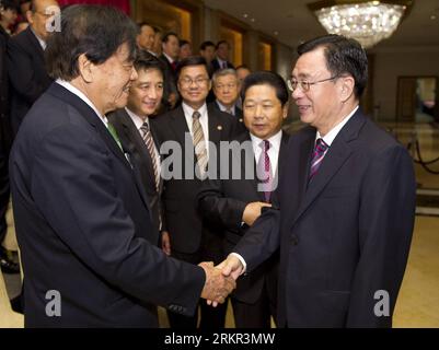 Bildnummer : 58112508 Datum : 15.06.2012 Copyright : imago/Xinhua (120616) -- KUALA LUMPUR, 16 juin 2012 (Xinhua) -- He Guoqiang (R, front), membre du Comité permanent du Bureau politique du Comité central du Parti communiste chinois (PCC) et chef de la Commission centrale du PCC pour l'inspection de la discipline, serre la main d'un représentant lors d'un petit-déjeuner organisé par la Fédération des associations chinoises de Malaisie à Kuala Lumpur, capitale de la Malaisie, le 15 juin 2012. (Xinhua/Huang Jingwen) (zhs) MALAISIE-CHINE-HE GUOQIANG-BREAKFAST BANQUET PUBLICATIONxNOTxINxCHN personnes Pol Banque D'Images