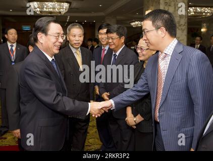 Bildnummer : 58112505 Datum : 15.06.2012 Copyright : imago/Xinhua (120616) -- KUALA LUMPUR, 16 juin 2012 (Xinhua) -- He Guoqiang (L, front), membre du Comité permanent du Bureau politique du Comité central du Parti communiste chinois (PCC) et chef de la Commission centrale du PCC pour l'inspection de la discipline, serre la main des représentants des entreprises chinoises qui ont établi des succursales en Malaisie, Kuala Lumpur, capitale de la Malaisie, 15 juin 2012. (Xinhua/Huang Jingwen) (zhs) MALAISIE-CHINE-HE GUOQIANG-ENTREPRISES-MEET PUBLICATIONxNOTxINxCHN personnes Politik xda x0x 2012 quer Banque D'Images