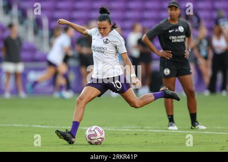 Orlando, Floride, États-Unis. 25 août 2023. MARTA (10 ans) donne un coup de pied au ballon lors des échauffements avant le match de football NWSL Orlando Pride vs San Diego Wave FC au stade Exploria à Orlando, FL, le 25 août 2023. (Image de crédit : © Cory Knowlton/ZUMA Press Wire) USAGE ÉDITORIAL SEULEMENT! Non destiné à UN USAGE commercial ! Banque D'Images