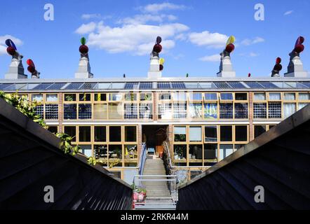 Bildnummer: 58115378  Datum: 21.04.2010  Copyright: imago/Xinhua (120618) -- London (Xinhua) -- Photo taken on April 21, 2010 shows wind cowls installed on roof of the houses at Beddington Zero (fossil) Energy Development (BedZED), in Wallington, a suburb to the south of London, Britain. BedZED is Britain s largest mixed use, carbon-neutral development. When it was built in 2002, it set new standards in sustainable building. BedZED comprises 82 affordable dwellings in a mixture of flats, maisonettes and town houses, and approximately 2500 square meters of workspace/office. PUBLICATIONxNOTxINxC Stock Photo