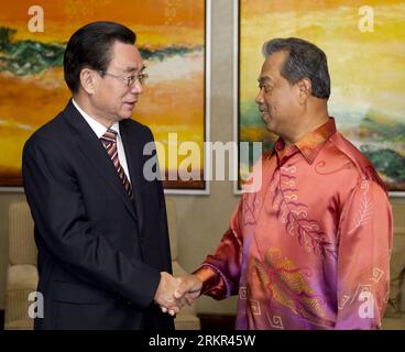 Bildnummer : 58114860 Datum : 16.06.2012 Copyright : imago/Xinhua (120617) -- KUALA LUMPUR, 16 juin 2012 (Xinhua) -- HE Guoqiang (à gauche), membre du Comité permanent du Bureau politique du Comité central du Parti communiste chinois (PCC) et chef de la Commission centrale du PCC pour l'inspection de la discipline, serre la main du Vice-Premier ministre de Malaisie, Muhyiddin Mohamad Yassin, qui est également vice-président de l Organisation nationale des Malais Unis (UMNO) au pouvoir en Malaisie, à Kuala Lumpur, Malaisie, le 16 juin 2012. (Xinhua/Huang Jingwen) (zkr) MALAISIE-KUALA LUMPUR-CHINE-HE GUOQIANG Banque D'Images