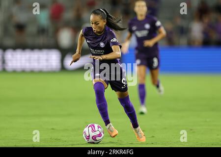 Orlando, Floride, États-Unis. 25 août 2023. ADRIANA (9 ans) pilote le ballon lors de la seconde moitié du match de football NWSL Orlando Pride vs San Diego Wave FC au Exploria Stadium à Orlando, FL le 25 août 2023. (Image de crédit : © Cory Knowlton/ZUMA Press Wire) USAGE ÉDITORIAL SEULEMENT! Non destiné à UN USAGE commercial ! Banque D'Images