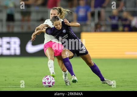 Orlando, Floride, États-Unis. 25 août 2023. KYLIE STROM (3 ans), défenseur des Orlando Pride, concourt pour le ballon lors du match de football NWSL Orlando Pride vs San Diego Wave FC à l'Exploria Stadium d'Orlando, FL le 25 août 2023. (Image de crédit : © Cory Knowlton/ZUMA Press Wire) USAGE ÉDITORIAL SEULEMENT! Non destiné à UN USAGE commercial ! Banque D'Images