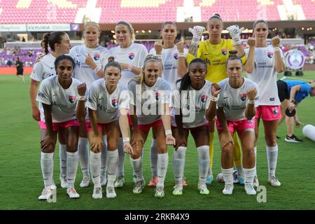 Orlando, Floride, États-Unis. 25 août 2023. Le San Diego Wave FC pose pour une photo d'équipe avant le match de football NWSL Orlando Pride vs San Diego Wave FC au stade Exploria d'Orlando, Floride, le 25 août 2023. (Image de crédit : © Cory Knowlton/ZUMA Press Wire) USAGE ÉDITORIAL SEULEMENT! Non destiné à UN USAGE commercial ! Banque D'Images