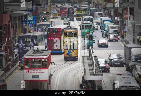 Bildnummer : 58117789 Datum : 03.05.2011 Copyright : imago/Xinhua (120619) -- HONG KONG (Xinhua) -- photo prise le 3 mai 2011 montre des trolleybus à Hong Kong, dans le sud de la Chine. Le système de transport public de Hong Kong, composé de métro, bus, minibus, trolleys et ferries, est bien connu pour son efficacité et il entreprend 90 pour cent des déplacements quotidiens des personnes. (RAS DE HONG KONG). (Xinhua) (lfj) CHINA-HONG KONG-15E ANNIVERSAIRE-FEATURE (CN) PUBLICATIONxNOTxINxCHN Gesellschaft Hongkong xjh x2x quer o0 Straße Verkehr bus Straßenbahn 58117789 Date 03 05 2011 Copyright Imago XINHUA Hong Kong XINHUA Banque D'Images