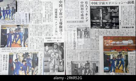 Bildnummer : 58117826 Datum : 19.06.2012 Copyright : imago/Xinhua (120619) -- TOKYO, 19 juin 2012 (Xinhua) -- une photo prise à Tokyo le 19 juin 2012 montre les rapports des journaux locaux japonais sur l'amarrage du vaisseau spatial Shenzhou-9 et du module de laboratoire spatial Tiangong-1. Les principaux journaux japonais, y compris le quotidien Yomiuri Shimbun et Asahi Shimbun du Japon, ont publié des rapports sur l'amarrage réussi de la sonde Shenzhou-9 de Chine avec le module de laboratoire Tiangong-1 en orbite plus tôt lundi. (Xinhua/Ma Ping) (ybg) JAPAN-TOKYO-NEWSPAPERS-CHINA-SHENZHOU-9-TIANGONG-1-DOCKING PUBLICATIONxNOTxINxCHN Politik Raumfahr Banque D'Images