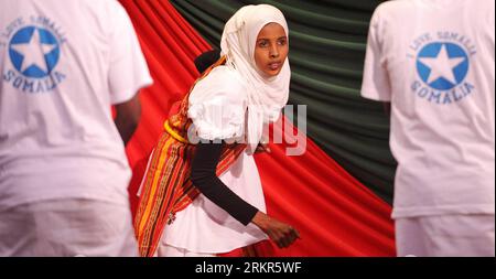 Bildnummer : 58128612 Datum : 20.06.2012 Copyright : imago/Xinhua (120620) -- NAIROBI, 20 juin 2012 (Xinhua) -- danse traditionnelle somalienne lors d'un événement marquant la Journée mondiale des réfugiés au Kenya National Museum à Nairobi, capitale du Kenya, le 20 juin 2012. Selon les statistiques du ministère kenyan des Affaires des réfugiés, plus de 520 000 000 réfugiés somaliens vivaient au Kenya au 31 mai 2012. (Xinhua/Ding Haitao) KENYA-NAIROBI-SOMALI-REFUGEE DAY PUBLICATIONxNOTxINxCHN Gesellschaft Flüchtlinge Weltflüchtlingstag Flüchtlingstag Tag der Lager Flüchtlingslager xns x0x 2012 quer 58128612 Date 20 Banque D'Images