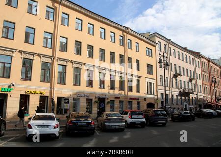 Saint-Pétersbourg, Russie. 25 août 2023. Les voitures sont garées sur la rue Vosstaniya, dans le centre de Saint-Pétersbourg, dans un parking payant près d'un ancien immeuble résidentiel. Crédit : SOPA Images Limited/Alamy Live News Banque D'Images