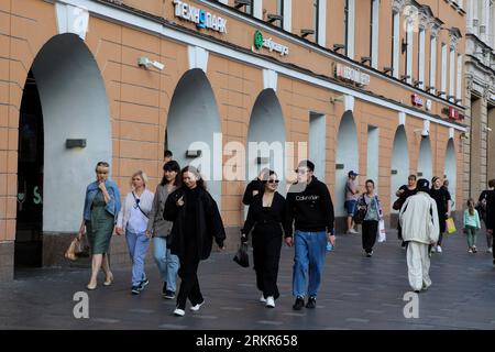 Saint-Pétersbourg, Russie. 25 août 2023. Les résidents russes et les touristes marchent le long de Nevsky Prospekt près du grand magasin Stockmann au cœur de Saint-Pétersbourg. Crédit : SOPA Images Limited/Alamy Live News Banque D'Images