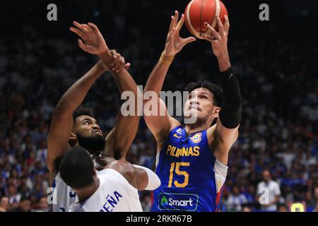 Bocaue, Philippines. 25 août 2023. Junemar Fajardo (15, Bleu) convertit un tir contre Karl Anthony Towns (32, blanc). La République Dominicaine a servi de spoilers, surpassant les Philippines, 87-81 lors de leur match de phase de groupes de la coupe du monde de basket-ball FIBA. (Photo de Dennis Jerome Acosta/Pacific Press) crédit : Pacific Press Media production Corp./Alamy Live News Banque D'Images