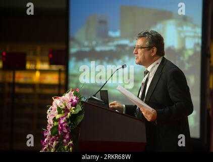Bildnummer : 58131740 Datum : 21.06.2012 Copyright : imago/Xinhua (120621) -- BEIJING, 21 juin 2012 (Xinhua) -- John Kotzas, président du Queensland Cultural Center of Australia, prend la parole lors du Forum mondial du théâtre 2012 du NCPA (National Center for the Performing Arts) à Beijing, capitale de la Chine, le 21 juin 2012. Avec la participation de représentants d'organisations artistiques et d'artistes d'opéra du monde entier, le forum de deux jours s'est ouvert jeudi.(Xinhua/Luo Xiaoguang) (mp) CHINA-BEIJING-NCPA-WORLD Theatre FORUM (CN) PUBLICATIONxNOTxINxCHN People Kultur premiumd xbs x0x 2012 quer 58131740 Date 2 Banque D'Images