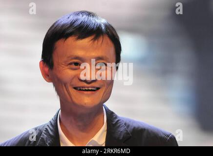 Bildnummer : 58134781 Datum : 20.06.2012 Copyright : imago/Xinhua (120620) -- HANGZHOU, juin 20, 2012 (Xinhua) -- la photo de fichier prise le 25 octobre 2011 montre le président et chef de la direction du groupe Alibaba Jack Ma participant à la 1e Convention mondiale des entrepreneurs du Zhejiang à Hangzhou, capitale de la province du Zhejiang de l'est de la Chine. Alibaba.com, un site Web interentreprises de premier plan du géant chinois de l'Internet Alibaba Group, a été radié de la Bourse de Hong Kong mercredi. Le retrait de la cotation, signalant la privatisation de la seule filiale cotée en bourse du groupe, a pris e Banque D'Images