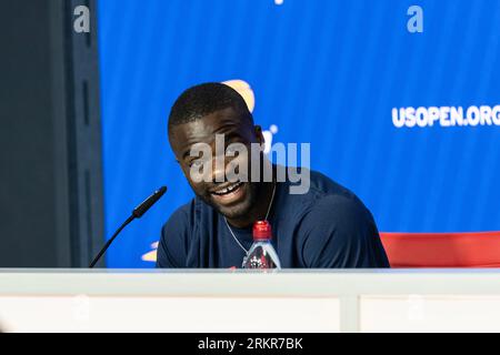 Frances Tiafoe des USA parle à la presse lors de la journée des médias des joueurs de l’US Open avant le début du tournoi au Billy Jean King tennis Center à New York le 25 août 2023 Banque D'Images