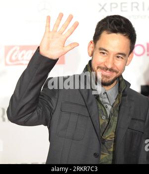 Bildnummer : 58141504 Datum : 23.06.2012 Copyright : imago/Xinhua (120623) -- CHIBA, 23 juin 2012 (Xinhua) -- Mike Shinoda, membre de Linkin Park, pose sur le tapis rouge aux MTV Video Music Awards Japan 2012 à Chiba, Japon, le 23 juin 2012. (Xinhua/Kenichiro Seki) (dtf) JAPAN-CHIBA-MTV VIDEO MUSIC AWARDS JAPON 2012 PUBLICATIONxNOTxINxCHN People Entertainment Musik xda x0x 2012 quadrat 58141504 Date 23 06 2012 Copyright Imago XINHUA Chiba juin 23 2012 Mike Shinoda, membre du parc XINHUA Linkin, pose SUR le tapis rouge AUX MTV Video Music Awards Japan 2012 à Chiba Japan LE 23 2012 juin XINHUA Keni Banque D'Images