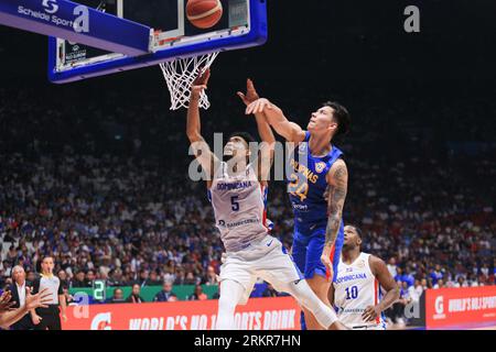 Bocaue, Bulacan, Philippines. 25 août 2023. Dwight Ramos (24, Bleu) conteste une tentative de tir de Victor Liz (5, blanc). La République Dominicaine a servi de spoilers, dépassant les Philippines, 87-81 lors de leur match de phase de groupes de la coupe du monde de basket-ball FIBA. (Image de crédit : © Dennis Jerome Acosta/Pacific Press via ZUMA Press Wire) USAGE ÉDITORIAL SEULEMENT! Non destiné à UN USAGE commercial ! Crédit : ZUMA Press, Inc./Alamy Live News Banque D'Images