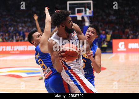 Bocaue, Bulacan, Philippines. 25 août 2023. Karl Anthony Towns (32, blanc) est pris en sandwich par la défense de Scottie Thompson (8, bleu) et Roger Ray Pogoy (16, bleu). La République Dominicaine a servi de spoilers, surpassant les Philippines, 87-81 lors de leur match de phase de groupes de la coupe du monde de basket-ball FIBA. (Image de crédit : © Dennis Jerome Acosta/Pacific Press via ZUMA Press Wire) USAGE ÉDITORIAL SEULEMENT! Non destiné à UN USAGE commercial ! Crédit : ZUMA Press, Inc./Alamy Live News Banque D'Images