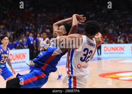 Bocaue, Bulacan, Philippines. 25 août 2023. Karl Anthony Towns (32, blanc) et AJ Edu (34, bleu) sont enfermés dans une bataille intense pour la possession de balle. La République dominicaine a servi de spoilers, dépassant les Philippines, 87-81 lors de leur match de phase de groupes de la coupe du monde de basket-ball FIBA. (Image de crédit : © Dennis Jerome Acosta/Pacific Press via ZUMA Press Wire) USAGE ÉDITORIAL SEULEMENT! Non destiné à UN USAGE commercial ! Crédit : ZUMA Press, Inc./Alamy Live News Banque D'Images