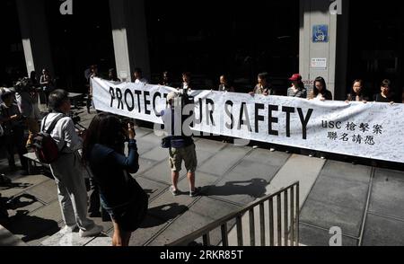 Bildnummer: 58148210  Datum: 25.06.2012  Copyright: imago/Xinhua (120625) -- LOS ANGELES, June 25, 2012 (Xinhua) -- Chinese students hold a petition placard reading Protect Our Safety outside the Los Angeles Criminal Court in Los Angeles, the United States, June 25, 2012. Arraignment has been delayed to July 18 for two men charged with murdering two Chinese students studying in the University of Southern California (USC). (Xinhua/Yang Lei) US-LOS ANGELES-CHINESE STUDENTS-SHOOTING-TRIAL PUBLICATIONxNOTxINxCHN Gesellschaft Demo Protest Amoklauf Sicherheit Bildung Uni xda x0x 2012 quer      58148 Stock Photo