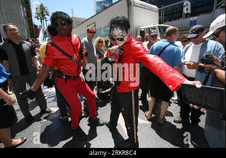 Bildnummer : 58150012 Datum : 25.06.2012 Copyright : imago/Xinhua (120626) -- LOS ANGELES (États-Unis), 26 juin 2012 (Xinhua) -- les fans dansent et rendent hommage à la star de Michael Jackson sur le Walk of Fame pour marquer le troisième anniversaire de sa mort à Hollywood, Los Angeles, États-Unis, le 25 juin 2012. (Xinhua/Zhao Hanrong) (lr) U.S.-LOS ANGELES-MICHAEL JACKSON-DEATH-THIRD ANNIVERSARY PUBLICATIONxNOTxINxCHN Gesellschaft xda x2x 2012 quer premiumd o0 gedenken, Trauer 58150012 Date 25 06 2012 Copyright Imago XINHUA Los Angeles U S juin 26 2012 les supporters de XINHUA dansent et paient leur respect à M. Banque D'Images