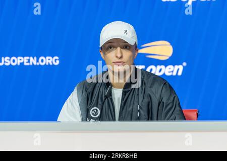 IgA Swiatek de Pologne parle à la presse lors de la journée des médias des joueurs de l’US Open avant le début du tournoi au Billy Jean King tennis Center à New York le 25 août 2023 Banque D'Images