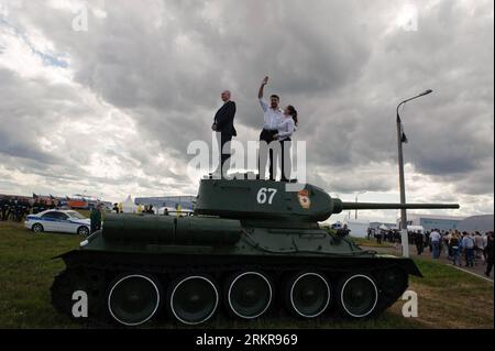 Bildnummer: 58156999  Datum: 27.06.2012  Copyright: imago/Xinhua (120627) -- MOSCOW, June 27, 2012 (Xinhua) -- Visitors stand on the top of a tank during the Second International Forum Engineering Technologies in Zukovsky near Moscow, Russia, June 27, 2012. The Exhibition Program of the five-day forum will include a static exposition with an area of over 10,000 square meters presenting 59 samples of military and special-purpose equipment. Also, a large-scale display of civil and military equipment will be held here. (Xinhua/Jiang Kehong) RUSSIA-ENGINEERING TECHNOLOGIES 2012 PUBLICATIONxNOTxINx Stock Photo