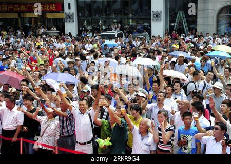 Bildnummer: 58159253  Datum: 28.06.2012  Copyright: imago/Xinhua (120628) -- HARBIN, June 28, 2012 (Xinhua) -- Citizens attend the opening ceremony of the 2012 China Harbin International Beer Festival in Harbin, capital of northeast China s Heilongjiang Province, June 28, 2012. More than 100 domestic and foreign beer brands are available to beer fans during the 12-day international beer festival which opened here on Thursday. (Xinhua/Zhang Qingyun) (lmm) CHINA-HEILONGJIANG-HARBIN-INTERNATIONAL BEER FESTIVAL-OPENING (CN) PUBLICATIONxNOTxINxCHN Gesellschaft CHN Bierfest Bier kurios xns x0x 2012 Banque D'Images