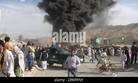 Bildnummer : 58160094 Datum : 28.06.2012 Copyright : imago/Xinhua (120628) -- PUL-E-KHUMRI(Afghanistan), 28 juin 2012 (Xinhua) -- de la fumée lourde s'élève d'un camion de pétrole en feu à Pul-e-Khumri, la capitale provinciale de la province de Baghlan, dans le nord de l'Afghanistan, le 28 juin 2012. Au moins une personne est morte et six magasins ont été incendiés jeudi lorsqu'un camion pétrolier a pris feu à Pul-e-Khumri, a déclaré la police. (Xinhua/Sahil Neja) (zyw) AFGHANISTAN-BAGHLAN-OIL TRUCK FIRE PUBLICATIONxNOTxINxCHN Gesellschaft Feuer Brand xns x0x 2012 quer 58160094 Date 28 06 2012 Copyright Imago XINHUA Pul e Khumri Afghanist Banque D'Images