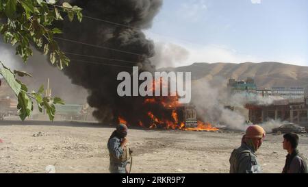 Bildnummer : 58160093 Datum : 28.06.2012 Copyright : imago/Xinhua (120628) -- PUL-E-KHUMRI(Afghanistan), 28 juin 2012 (Xinhua) -- de la fumée lourde s'élève d'un camion de pétrole en feu à Pul-e-Khumri, la capitale provinciale de la province de Baghlan, dans le nord de l'Afghanistan, le 28 juin 2012. Au moins une personne est morte et six magasins ont été incendiés jeudi lorsqu'un camion pétrolier a pris feu à Pul-e-Khumri, a déclaré la police. (Xinhua/Sahil Neja) (zyw) AFGHANISTAN-BAGHLAN-OIL TRUCK FIRE PUBLICATIONxNOTxINxCHN Gesellschaft Feuer Brand xns x0x 2012 quer 58160093 Date 28 06 2012 Copyright Imago XINHUA Pul e Khumri Afghanist Banque D'Images