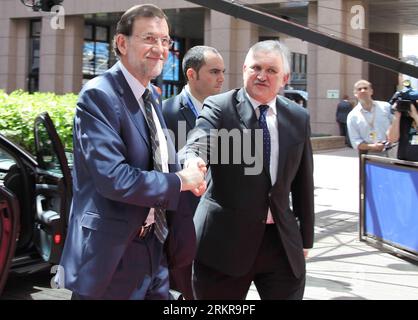 Bildnummer : 58160119 Datum : 28.06.2012 Copyright : imago/Xinhua (120628) -- BRUXELLES, 28 juin 2012 (Xinhua) -- le Premier ministre espagnol Mariano Rajoy Brey (G) arrive pour le sommet de l'UE au siège de l'UE à Bruxelles, capitale de la Belgique, le 28 juin 2012. Les dirigeants européens devraient se concentrer sur la relance de la croissance et la construction d'une Union économique et monétaire (UEM) plus forte lors du sommet de jeudi et vendredi. (Xinhua/Yan Ting) (ypf) BELGIUM-eu-SUMMIT PUBLICATIONxNOTxINxCHN People Politik Gipfel Gipfeltreffen xns x0x 2012 quer 58160119 Date 28 06 2012 Copyright Imago XINHUA Bruxelles juin Banque D'Images