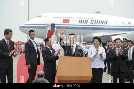 (120629) -- HONG KONG, 29 juin 2012 (Xinhua) -- le président chinois Hu Jintao (C) fait signe à son arrivée à l'aéroport international de Hong Kong à Hong Kong, dans le sud de la Chine, le 29 juin 2012. Le président chinois Hu Jintao est arrivé ici vendredi pour assister aux célébrations marquant le 15e anniversaire du retour de Hong Kong à la patrie et à la cérémonie de prestation de serment du quatrième mandat du gouvernement de la région administrative spéciale de Hong Kong (RASHK). (Xinhua/Xie Huanchi) (lfj) CHINE-HONG KONG-15E ANNIVERSAIRE-HU JINTAO-ARRIVÉE (CN) PUBLICATIONxNOTxINxCHN Banque D'Images