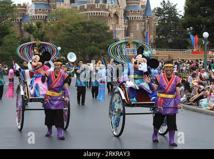Bildnummer : 58168041 Datum : 01.07.2012 Copyright : imago/Xinhua (120701) -- TOKYO, 1 juillet 2012 (Xinhua) -- les personnages de Disney Mickey (à droite) et Minnie Mouse, qui représentent Altair le cowherd et Vega le tresseur, font signe aux spectateurs depuis les rickshaws lors d'une célébration marquant Tanabata , ou le Star Festival, au Tokyo Disneyland à Urayasu, en banlieue de Tokyo, le 1 juillet 2012. Les Japonais célèbrent le traditionnel festival des étoiles le 7 juillet de chaque année. (Xinhua/Ma Ping) (ctt) JAPAN-TOKYO-DISNEY-TANABATA STAR FESTIVAL PUBLICATIONxNOTxINxCHN Gesellschaft Disneyland Disney Land Vergnügungspark Themenpark premi Banque D'Images