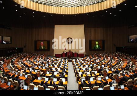 Bildnummer : 58173990 Datum : 02.07.2012 Copyright : imago/Xinhua (120703) -- SÉOUL, 3 juillet 2012 (Xinhua) -- une photo prise le 2 juillet 2012 montre la scène de la 19e Assemblée nationale à Séoul, Corée du Sud. (Xinhua/Park Jin hee)(zcc) CORÉE DU SUD-SÉOUL-19E ASSEMBLÉE NATIONALE PUBLICATIONxNOTxINxCHN People Politik Südkorea xjh x0x premiumd 2012 quer 58173990 Date 02 07 2012 Copyright Imago XINHUA Séoul juillet 3 2012 XINHUA photo prise LE 2 2012 juillet montre la scène de la 19e Assemblée nationale à Séoul Corée du Sud XINHUA Park Jin Hee ZCC Corée du Sud Séoul 19e Assemblée nationale PUBLICATIONxNO Banque D'Images