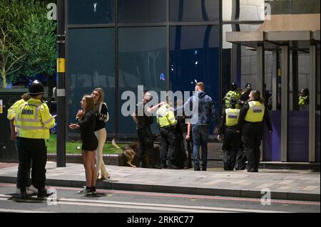 Broad Street, Birmingham, 26 août 2023 - la police des West Midlands a déployé un chien policier pour aider les fêtards à repousser lors d'un incident qui a conduit à l'arrestation de 2 personnes sur Broad Street à Birmingham, plusieurs policiers sont arrivés et ont détenu d'autres jusqu'à ce que les enquêtes soient terminées. - Revellers est descendu sur la Broad Street de Birmingham vendredi soir pour profiter du dernier week-end des fêtes bancaires jusqu'à Noël. La plupart des fêtards portaient des vêtements skimpy malgré la baisse des températures par rapport à plus tôt dans la semaine. De grandes files d'attente se sont formées à l'extérieur des boîtes de nuit dont PRYZM, Rosies et Popworld. Groupes de frie Banque D'Images