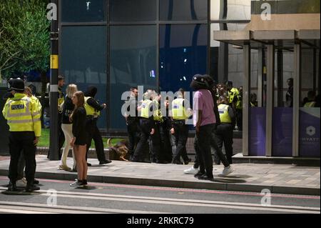 Broad Street, Birmingham, 26 août 2023 - la police des West Midlands a déployé un chien policier pour aider les fêtards à repousser lors d'un incident qui a conduit à l'arrestation de 2 personnes sur Broad Street à Birmingham, plusieurs policiers sont arrivés et ont détenu d'autres jusqu'à ce que les enquêtes soient terminées. - Revellers est descendu sur la Broad Street de Birmingham vendredi soir pour profiter du dernier week-end des fêtes bancaires jusqu'à Noël. La plupart des fêtards portaient des vêtements skimpy malgré la baisse des températures par rapport à plus tôt dans la semaine. De grandes files d'attente se sont formées à l'extérieur des boîtes de nuit dont PRYZM, Rosies et Popworld. Groupes de frie Banque D'Images