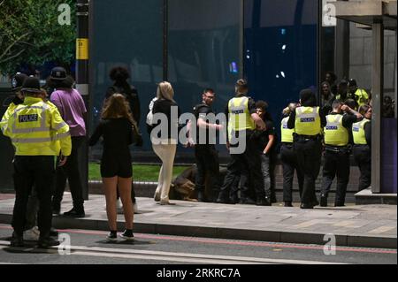 Broad Street, Birmingham, 26 août 2023 - la police des West Midlands a déployé un chien policier pour aider les fêtards à repousser lors d'un incident qui a conduit à l'arrestation de 2 personnes sur Broad Street à Birmingham, plusieurs policiers sont arrivés et ont détenu d'autres jusqu'à ce que les enquêtes soient terminées. - Revellers est descendu sur la Broad Street de Birmingham vendredi soir pour profiter du dernier week-end des fêtes bancaires jusqu'à Noël. La plupart des fêtards portaient des vêtements skimpy malgré la baisse des températures par rapport à plus tôt dans la semaine. De grandes files d'attente se sont formées à l'extérieur des boîtes de nuit dont PRYZM, Rosies et Popworld. Groupes de frie Banque D'Images
