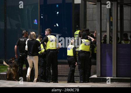 Broad Street, Birmingham, 26 août 2023 - la police des West Midlands a déployé un chien policier pour aider les fêtards à repousser lors d'un incident qui a conduit à l'arrestation de 2 personnes sur Broad Street à Birmingham, plusieurs policiers sont arrivés et ont détenu d'autres jusqu'à ce que les enquêtes soient terminées. - Revellers est descendu sur la Broad Street de Birmingham vendredi soir pour profiter du dernier week-end des fêtes bancaires jusqu'à Noël. La plupart des fêtards portaient des vêtements skimpy malgré la baisse des températures par rapport à plus tôt dans la semaine. De grandes files d'attente se sont formées à l'extérieur des boîtes de nuit dont PRYZM, Rosies et Popworld. Groupes de frie Banque D'Images