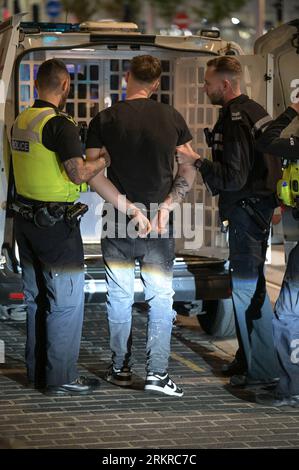 Broad Street, Birmingham, 26 août 2023 - la police des West Midlands a déployé un chien policier pour aider les fêtards à repousser lors d'un incident qui a conduit à l'arrestation de 2 personnes sur Broad Street à Birmingham, plusieurs policiers sont arrivés et ont détenu d'autres jusqu'à ce que les enquêtes soient terminées. - Revellers est descendu sur la Broad Street de Birmingham vendredi soir pour profiter du dernier week-end des fêtes bancaires jusqu'à Noël. La plupart des fêtards portaient des vêtements skimpy malgré la baisse des températures par rapport à plus tôt dans la semaine. De grandes files d'attente se sont formées à l'extérieur des boîtes de nuit dont PRYZM, Rosies et Popworld. Groupes de frie Banque D'Images