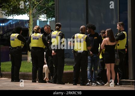 Broad Street, Birmingham, 26 août 2023 - la police des West Midlands a déployé un chien policier pour aider les fêtards à repousser lors d'un incident qui a conduit à l'arrestation de 2 personnes sur Broad Street à Birmingham, plusieurs policiers sont arrivés et ont détenu d'autres jusqu'à ce que les enquêtes soient terminées. - Revellers est descendu sur la Broad Street de Birmingham vendredi soir pour profiter du dernier week-end des fêtes bancaires jusqu'à Noël. La plupart des fêtards portaient des vêtements skimpy malgré la baisse des températures par rapport à plus tôt dans la semaine. De grandes files d'attente se sont formées à l'extérieur des boîtes de nuit dont PRYZM, Rosies et Popworld. Groupes de frie Banque D'Images