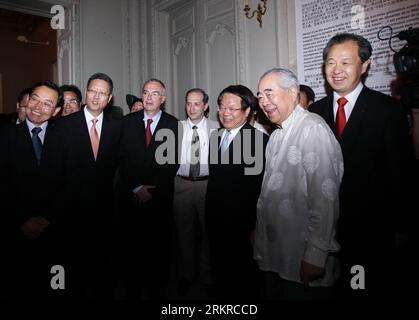 Bildnummer : 58191092 Datum : 04.07.2012 Copyright : imago/Xinhua (120704) -- PARIS, 4 juillet 2012 (Xinhua) -- l'artiste chinois Fan Zeng (2e R), l'ambassadeur chinois en France Kong Quan (1e R) et le ministre chinois de la Culture Cai Wu (3e R) assistent à la cérémonie d'ouverture de l'exposition d'œuvres d'art de Fan Zeng au Centre de la Culture chinoise à Paris, France, le 4 juillet 2012. L'exposition durera jusqu'au 2013 février. (Xinhua/Gao Jing) FRANCE-PARIS-FAN ZENG-EXHIBITION PUBLICATIONxNOTxINxCHN People Kultur Kunst premiumd xbs x0x 2012 quer 58191092 Date 04 07 2012 Copyright Imago XINHUA Paris juillet 4 2012 XINHUA Banque D'Images