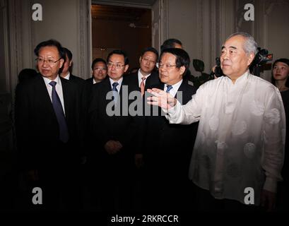 Bildnummer : 58191096 Datum : 04.07.2012 Copyright : imago/Xinhua (120704) -- PARIS, 4 juillet 2012 (Xinhua) -- l'artiste chinois Fan Zeng (1e R) et le ministre chinois de la Culture Cai Wu (2e R) assistent à la cérémonie d'ouverture de l'exposition d'œuvres d'art de Fan Zeng au Centre de la Culture chinoise à Paris, France, le 4 juillet 2012. L'exposition durera jusqu'au 2013 février. (Xinhua/Gao Jing) FRANCE-PARIS-FAN ZENG-EXHIBITION PUBLICATIONxNOTxINxCHN People Kultur Kunst premiumd xbs x0x 2012 quer 58191096 Date 04 07 2012 Copyright Imago XINHUA Paris juillet 4 2012 XINHUA artiste chinois supporter Zeng 1e r et chinois C. Banque D'Images